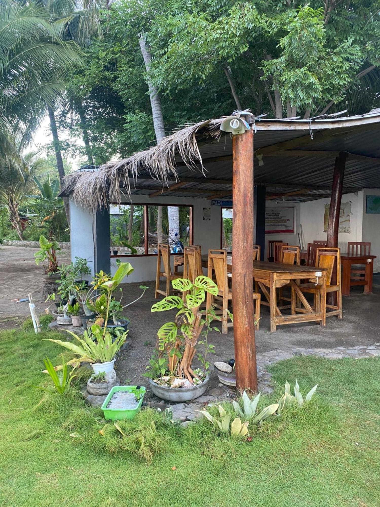 East Lombok Dive Hotel - 3 Private Rooms On The Beach With Seaview & Scuba Diving Center Labuhan Pandan エクステリア 写真