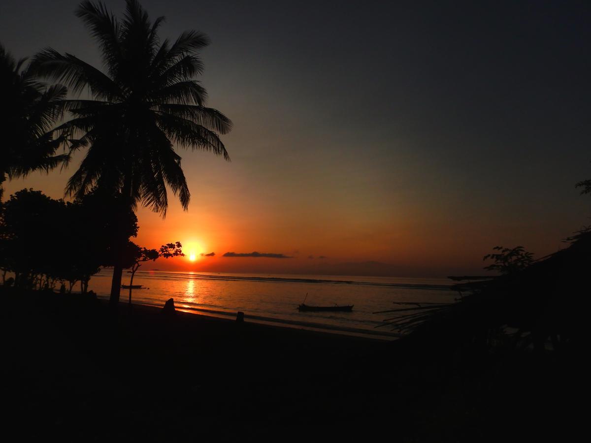 East Lombok Dive Hotel - 3 Private Rooms On The Beach With Seaview & Scuba Diving Center Labuhan Pandan エクステリア 写真